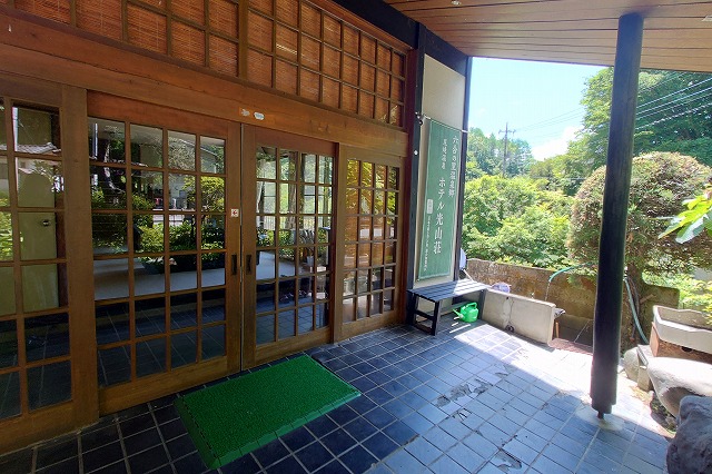 ホテル光山荘の玄関