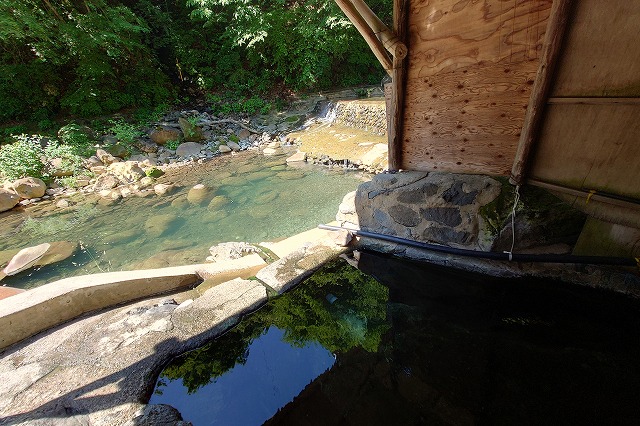 岩風呂と川