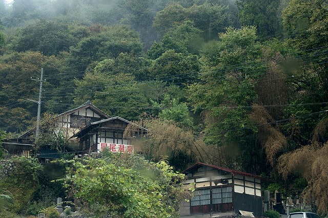 雨の星尾温泉の外観