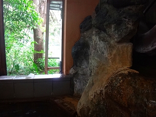 大胡温泉三山の湯の浴室の窓