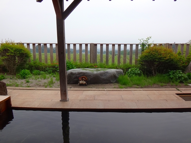 勢多温泉きぼうの湯の露天風呂から見る葡萄畑