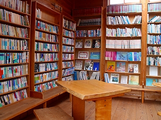 勢多温泉きぼうの湯の森の図書館