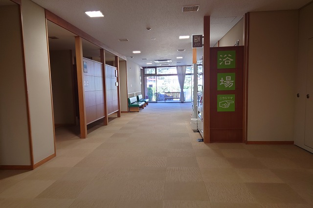 右手が浴場
