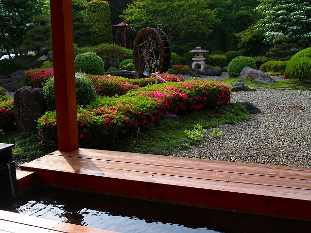 昭和の湯の庭と足湯