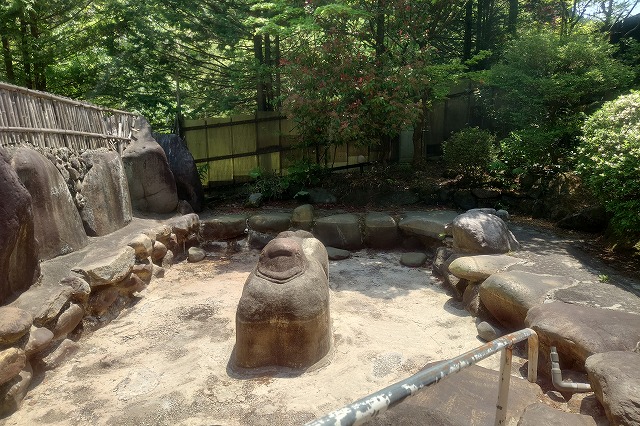 お湯の入っていない露天風呂