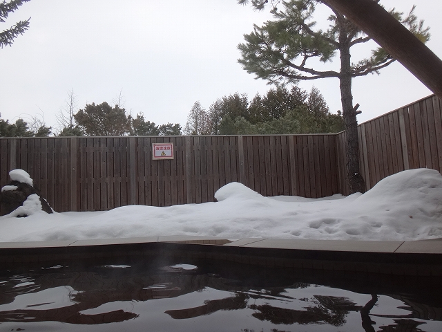 峠の湯びほろの雪見風呂