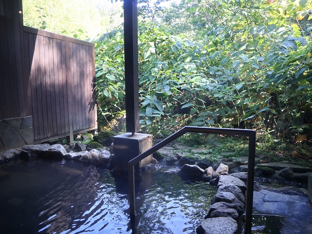 湧駒荘別館の神々の湯の露天風呂