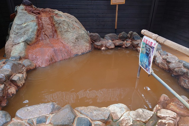 金泉掛け流しの岩風呂