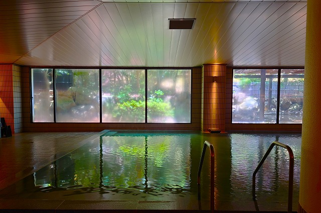 内湯の浴槽