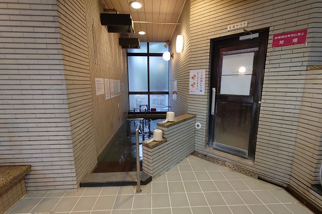 源泉水風呂とサウナの入り口