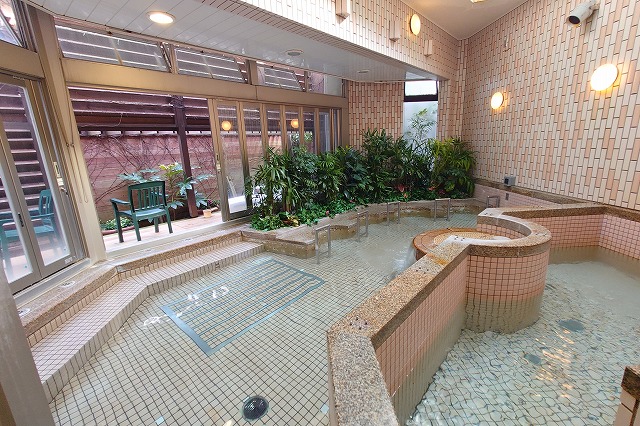 洋風浴室の露天風呂ゾーン