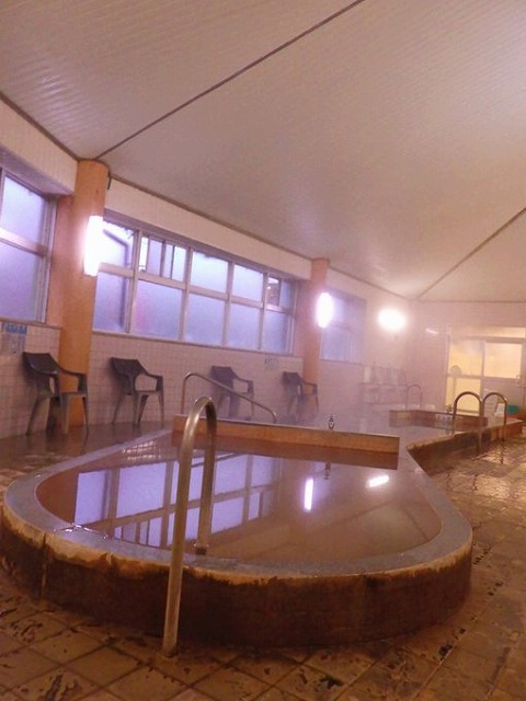 楕円形の大きな浴槽