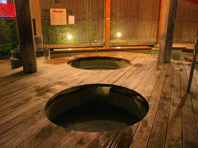 和倉温泉 総湯の丸い足湯