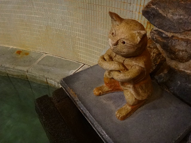 台温泉やまゆりの宿の湯口を守る猫