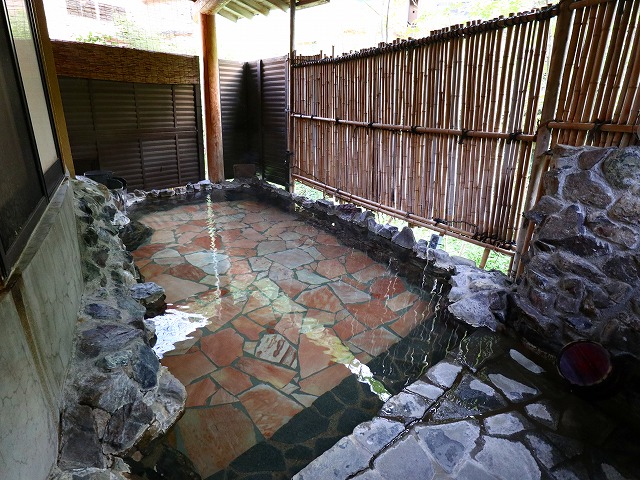 台温泉　やまゆりの宿の露天風呂