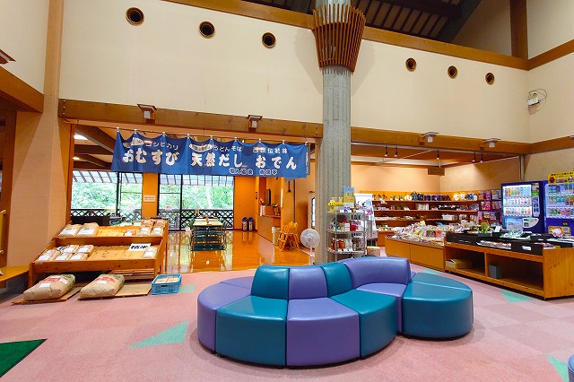 ロビーの中央のベンチ