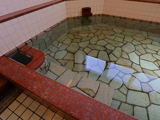 オーキドホテルの温泉浴槽