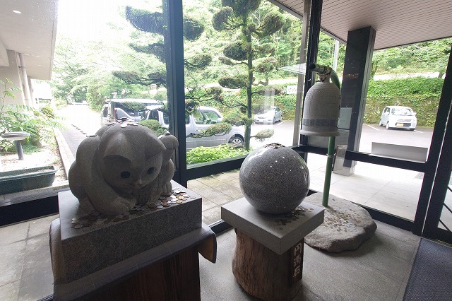 いわれがありそうな彫刻？