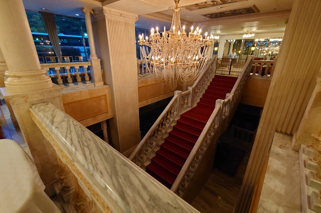 シャンデリアと豪華な階段