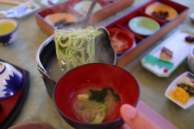 みそ汁の具にオリーブ入り素麺
