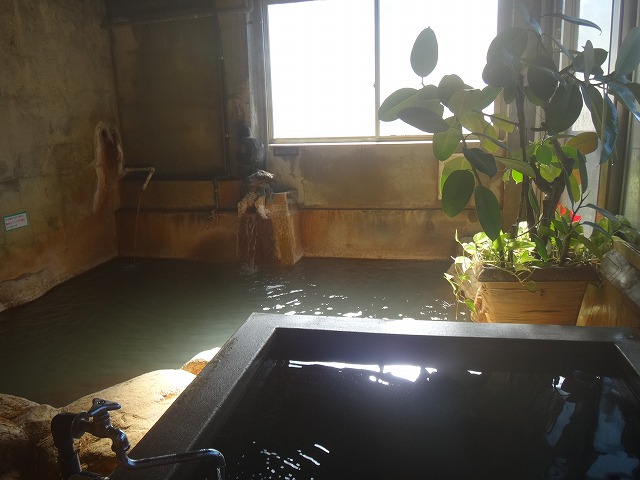 安楽温泉　鶴乃湯の窓のある浴槽