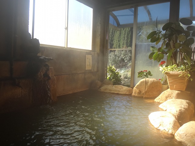 安楽温泉　鶴乃湯の窓のある浴槽2