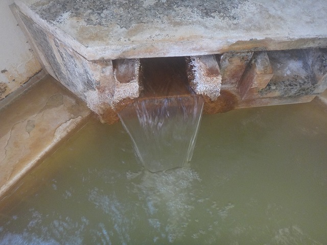 塩浸温泉の湯口