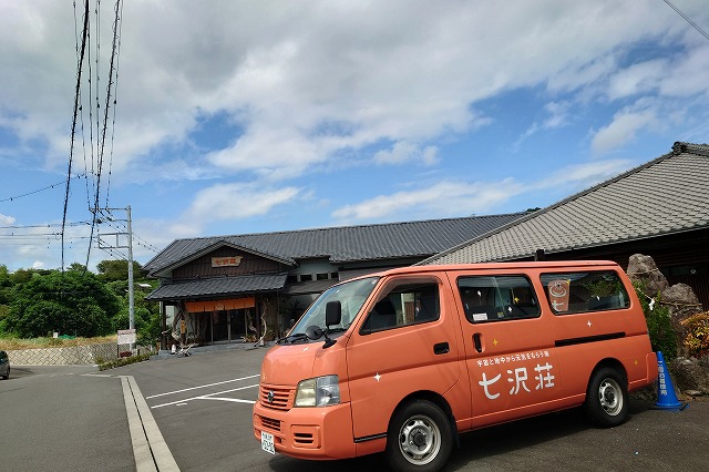 七沢荘のシャトルバスと外観