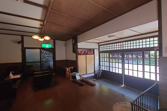 山水楼の玄関