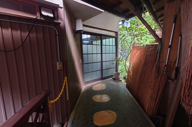 浴室へのアプローチ