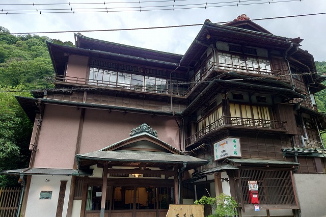 塔ノ沢一の湯本館の外観