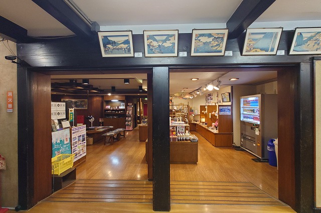 玄関からロビーへ