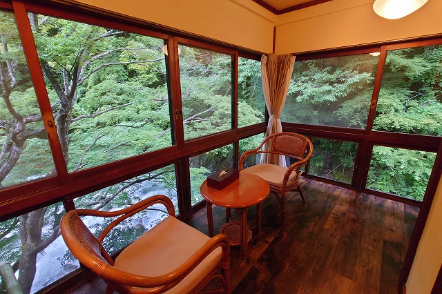 早川に突き出す広縁