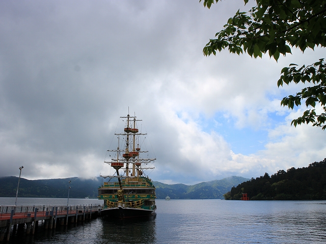 箱根の芦ノ湖と海賊船