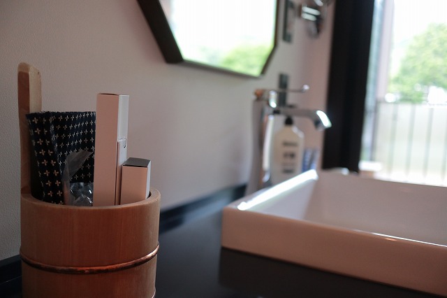 客室の木の汲み桶