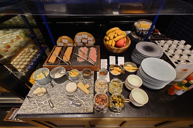 朝食ビュッフェのピクルスやチーズ