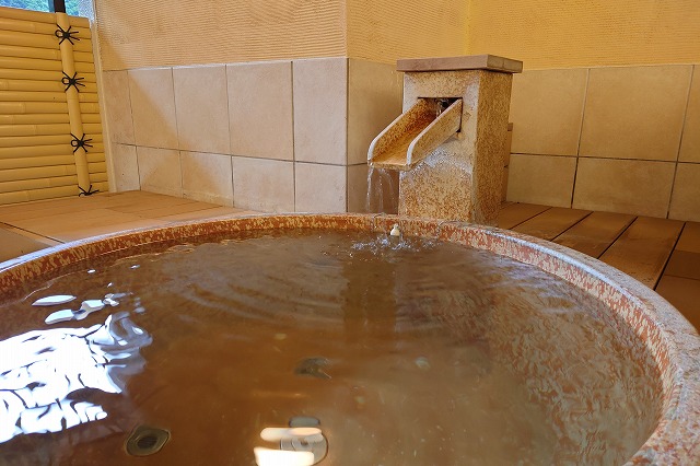 露天風呂と湯口