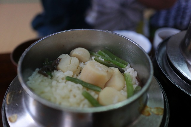 炊きあがった貝釜飯