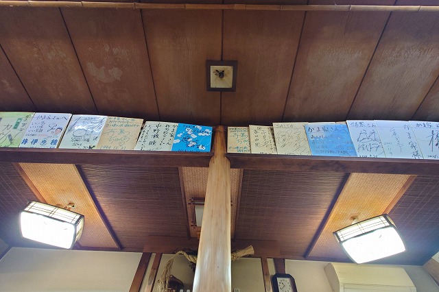 飾られたサイン