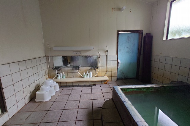 浴室と露天風呂のドア