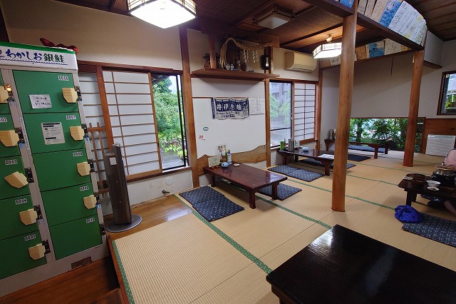 コインロッカーと店内