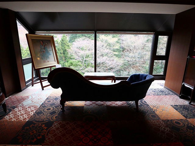 真奈邸箱根のロビーのソファー