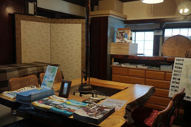 ロビーの囲炉裏