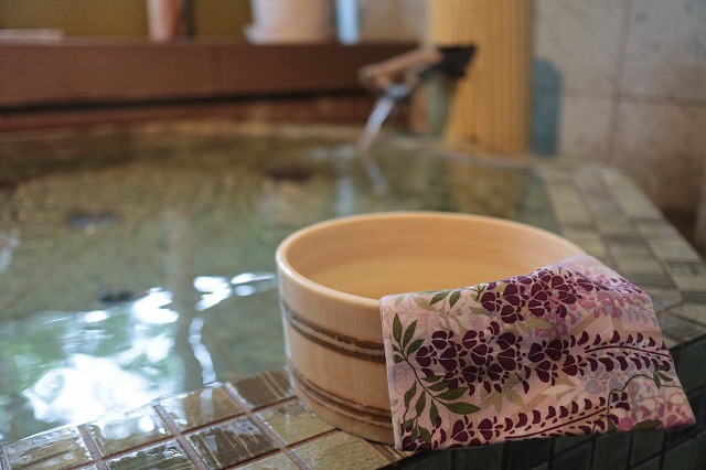 露天風呂と桶と手ぬぐい