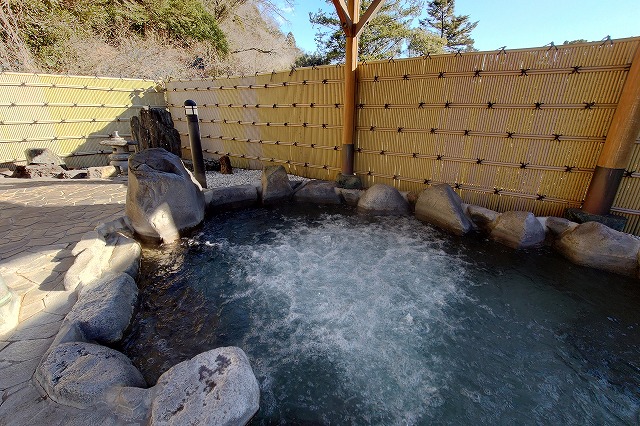 気泡浴の岩風呂
