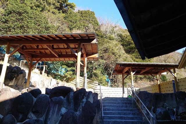 立体的な露天風呂エリア
