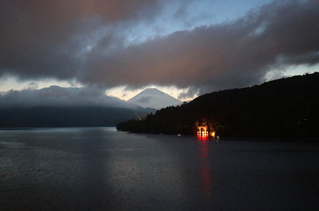 平和の鳥居のライトアップ
