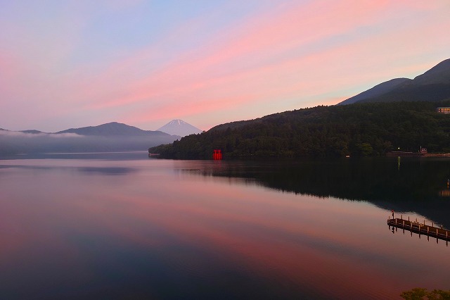 夜明け前の芦ノ湖と富士山