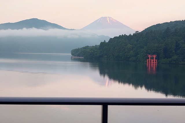 富士山と芦ノ湖と平和の鳥居