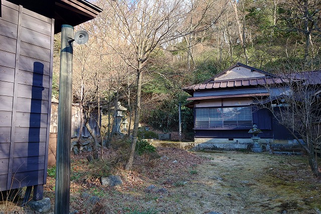 秀明館の薬師堂へ